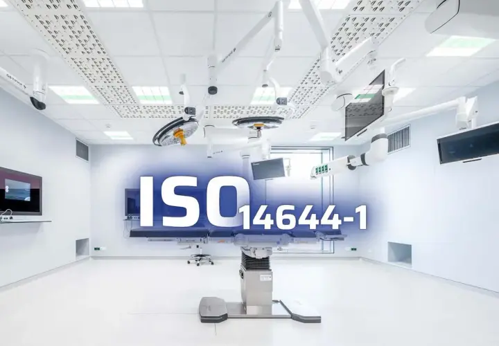 Quirófano moderno con equipo médico y el texto "ISO 14644-1", indicando el cumplimiento de las **salas blancas normativa** para un entorno estéril.