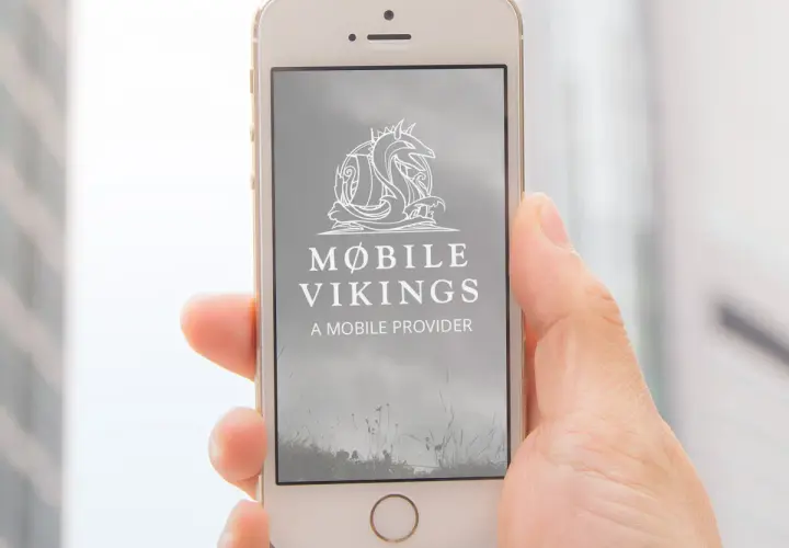 Dłoń trzyma smartfon z logo Mobile Vikings. Szybkie doładowanie viking mobile na wyciągnięcie ręki.