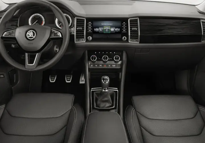 Interiör i Skoda Kodiaq med ratt, instrumentpanel och infotainmentsystem. Kanske ett problem med Skoda Kodiaq?