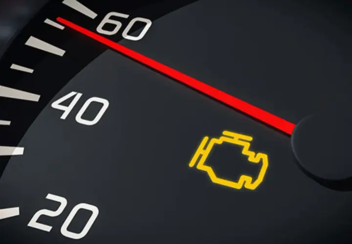 Luz de advertencia de fallo del sistema antipolución encendida en el tablero del coche.