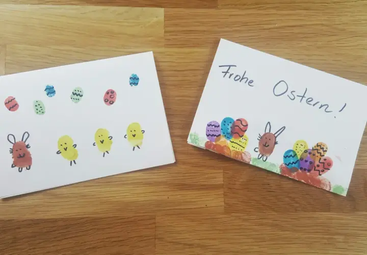 Zwei Karten mit Fingerfarbe-Ostern-Motiven: bunte Eier, Küken und Hasen.