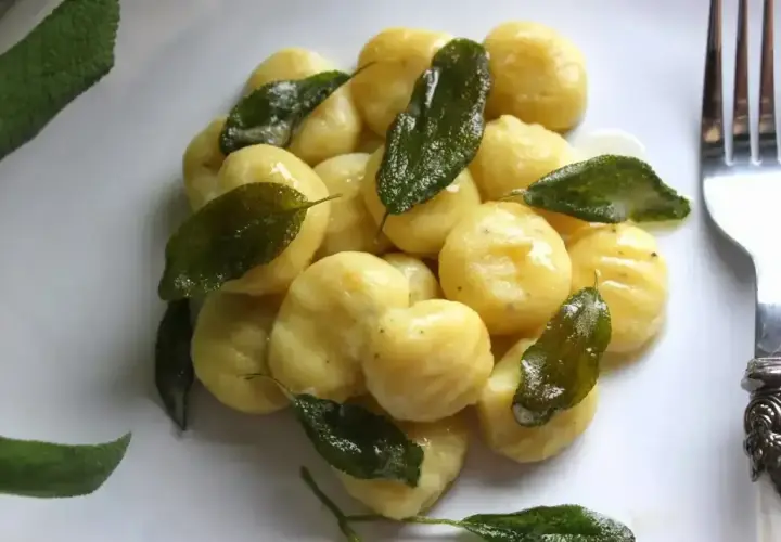 Pyszne, domowe gnocchi z szałwią i masłem. Idealny przepis na szybki obiad.