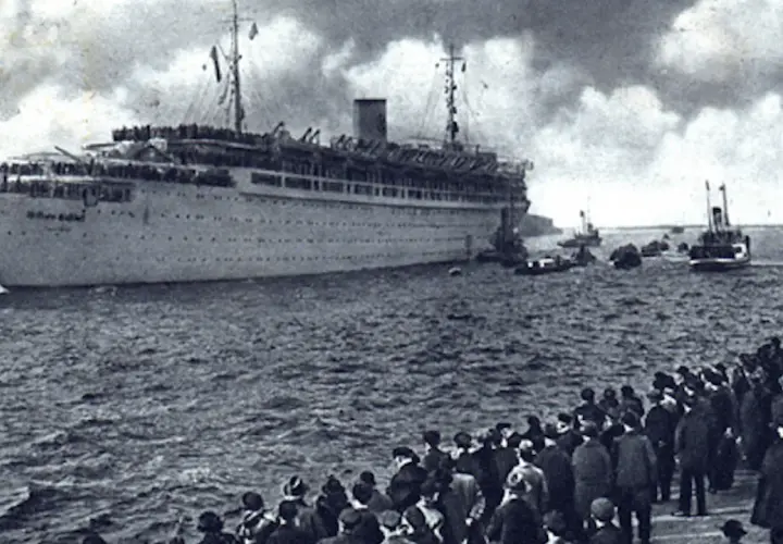 Okręt Wilhelm Gustloff na wodzie, tłum ludzi na brzegu. Tragedia statku pochłonęła tysiące ofiar, ustalenie, ile osób zginęło na Wilhelm Gustloff, jest trudne.