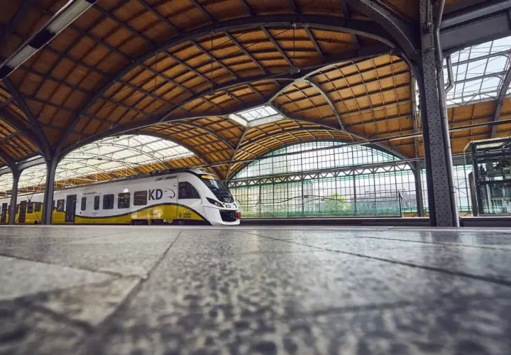 Nowoczesny pociąg KD na peronie wrocławskiego dworca Nadodrze PKP.