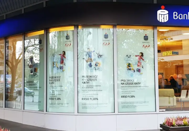 Witryna PKO Banku Polskiego z reklamą pożyczki konsolidacyjnej. RRSO 9,38% to atrakcyjna pko bp stopa bazowa.