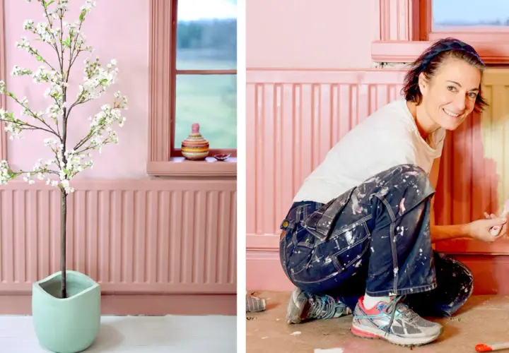 Kvinna målar element i rosa. En konstgjord blommande körsbärsgren står i en mintgrön kruka.