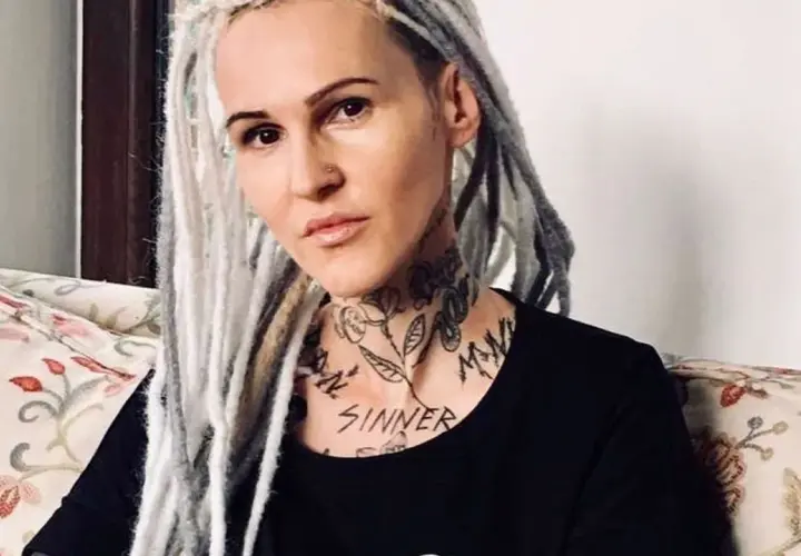 Kobieta z dredami i tatuażami na szyi, w tym napisem "Sinner". Ciekawe, ile lat ma syn Chylińskiej?