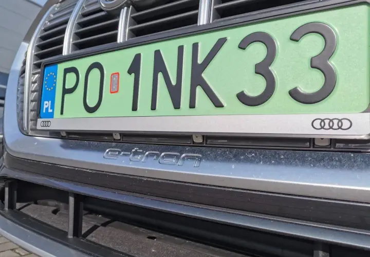 Zielone tablice rejestracyjne w Polsce na Audi e-tron. Numer PO 1NK 33.