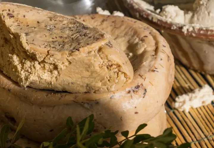 Sardynia oferuje unikalne sery. Casu marzu cena jest wysoka ze względu na jego specyfikę.