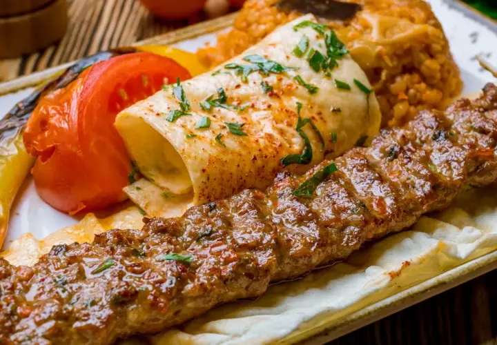 Ile kalorii ma kebab w cieście? Zaskakujące różnice w kaloryczności