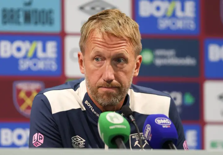 Trenerzy Premier League, Graham Potter, podczas konferencji prasowej.