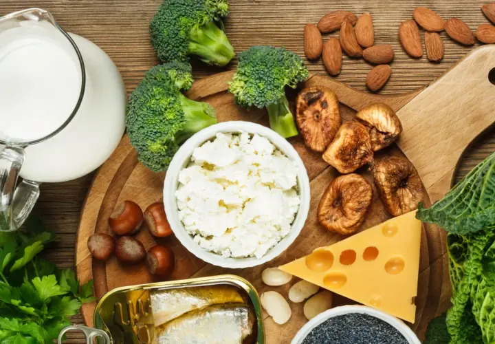 Latte, formaggio, broccoli, mandorle, sardine e altri alimenti ricchi di calcio per ossa forti.