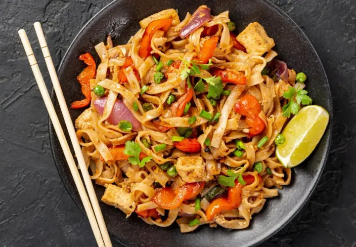 Pad Thai jak jeść? Odkryj sekrety smaku i tajskiej etykiety!