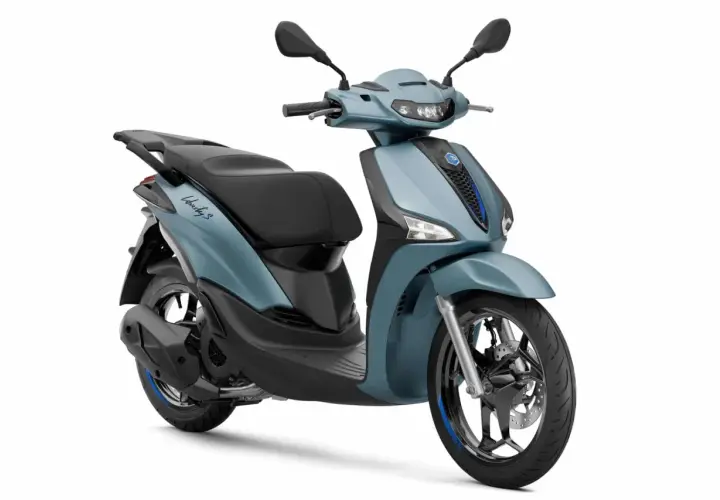 Scooter Piaggio Liberty 125 en color azul claro, ideal para quienes buscan bajo consumo y estilo urbano.
