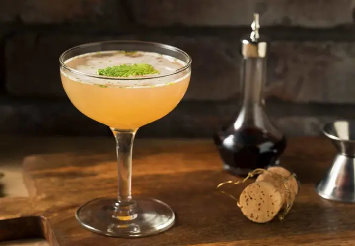 En läcker old cuban-cocktail med mynta och lime, redo att avnjutas.