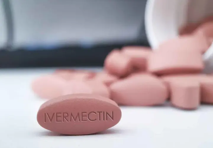 Tabletka z napisem "IVERMECTIN". Co to jest? Lek przeciwpasożytniczy.