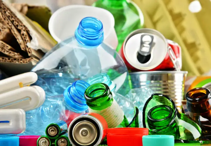 Szkło, plastik, puszki, baterie i kartony – to wszystko surowce wtórne, które nadają się do przetworzenia, dając nowe życie zużytym materiałom.
