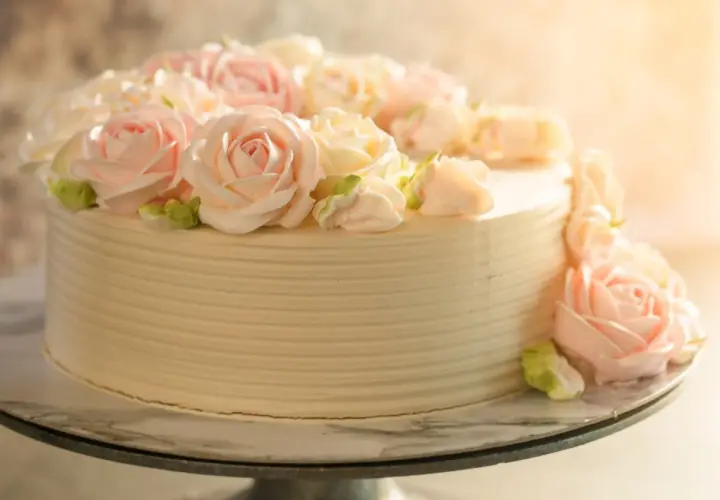 Elegancki tort udekorowany kremowymi różami w odcieniach różu i bieli. Idealny na każdą okazję, dzięki niezawodnemu kremowi do tortu, który zawsze się udaje.