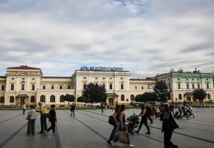 Ludzie na placu przed Dworcem Głównym w Krakowie. Szukasz informacji, jak dojechać z dworca w Krakowie do Prokocimia?