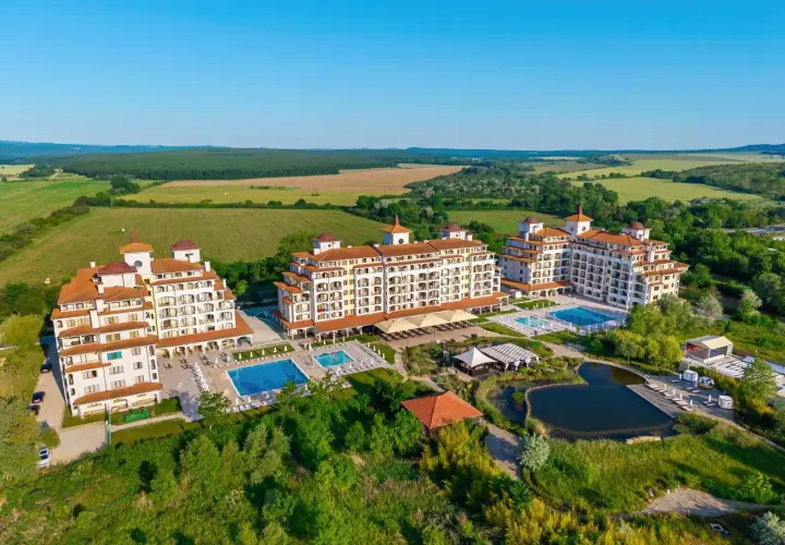 Kompleks hotelowy z basenami i jeziorkiem, otoczony zielenią. Wspaniałe złote piaski atrakcje czekają!