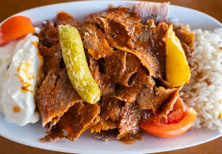 Pyszny kebab z mięsa mielonego z ryżem, jogurtem, pomidorem i ogórkiem.