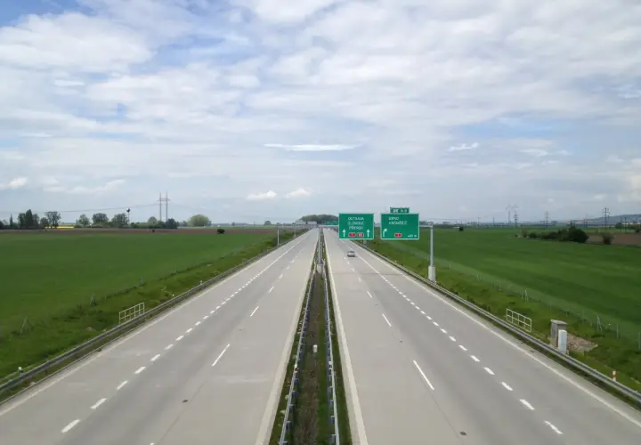 Autostrada w Czechach z zielonymi znakami drogowymi wskazującymi kierunki.