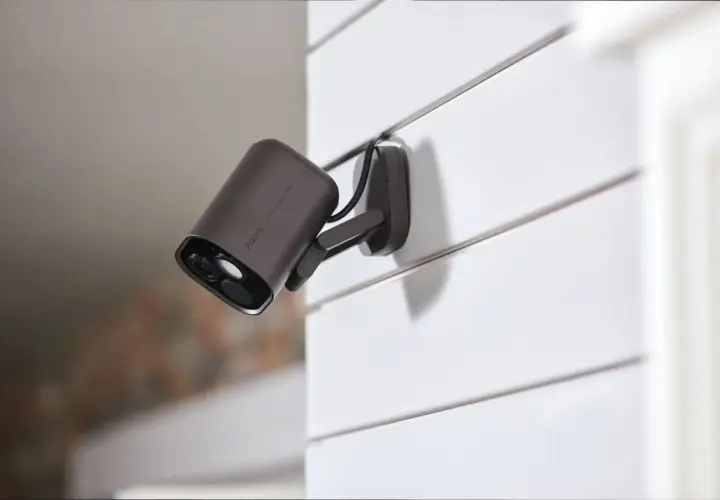 Cámara de seguridad con diseño moderno, su lente tipo iris camara vigila tu hogar.