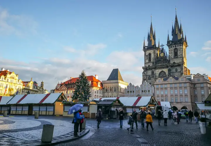Rynek w Pradze z jarmarkiem świątecznym i Kościołem Marii Panny przed Tynem.