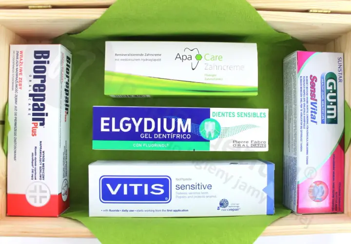 Zestaw past do zębów, w tym BiorepairPlus, Elgydium i Vitis Sensitive, które pomagają na odsłonięte szyjki zębowe.