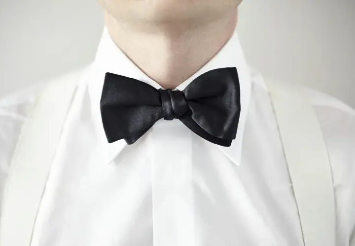 Elegancka biała koszula z czarną muchą i białymi szelkami. Idealny wybór, jeśli zastanawiasz się, jaki kołnierzyk do muchy pasuje najlepiej.