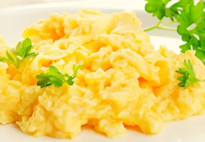 Puszysta jajecznica, idealna na śniadanie. Dowiedz się, jak zrobić jajecznicę krok po kroku.