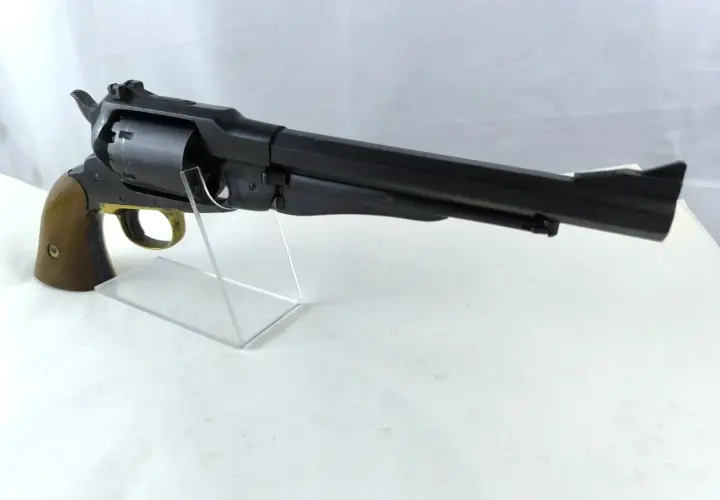 Czarny rewolwer Uberti Remington 1858 z drewnianą rękojeścią, prezentowany na przezroczystym stojaku.