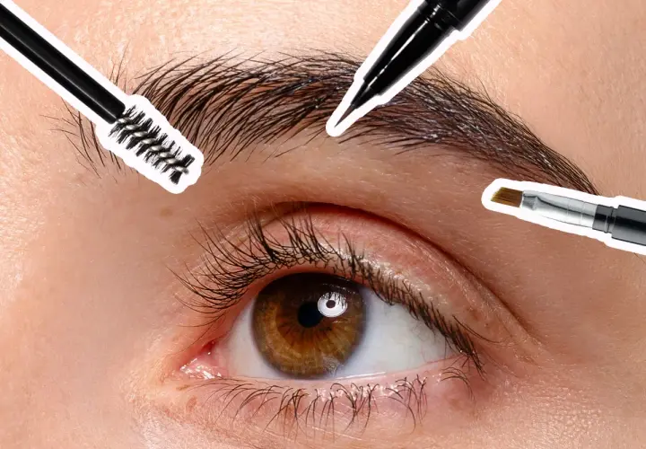 Occhio con ciglia lunghe e sopracciglia truccate, con pennelli per il make-up che definiscono lo sguardo.