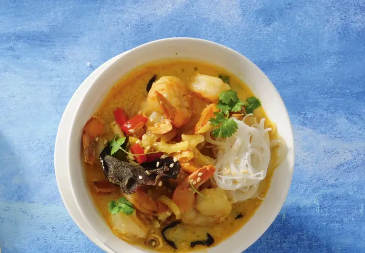 Aromatyczna zupa krewetkowa z makaronem ryżowym, papryczką chili i kolendrą.