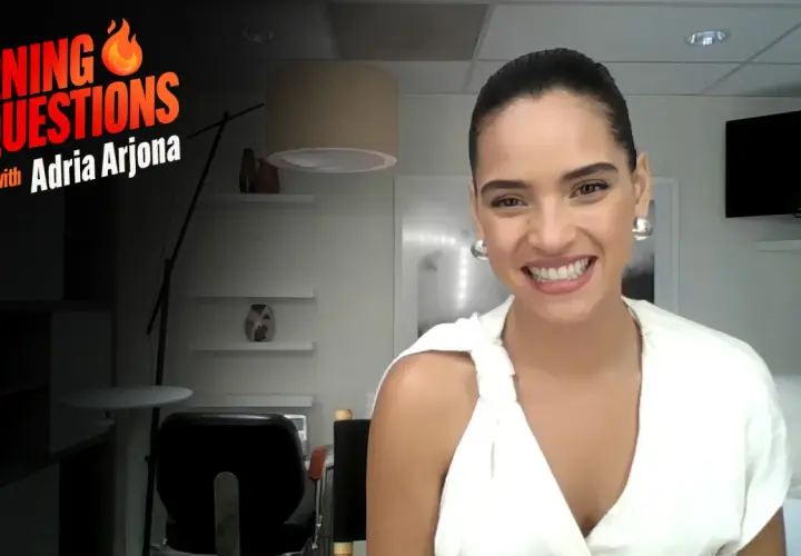 Adria Arjona, souriante, dans "Burning Questions". Découvrez ses films et séries tv.