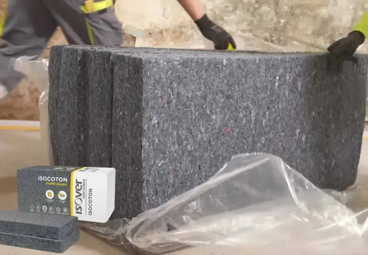 Gros blocs de laine de coton recyclée, emballés dans du plastique. Attention, la laine de coton peut présenter un danger si mal manipulée.
