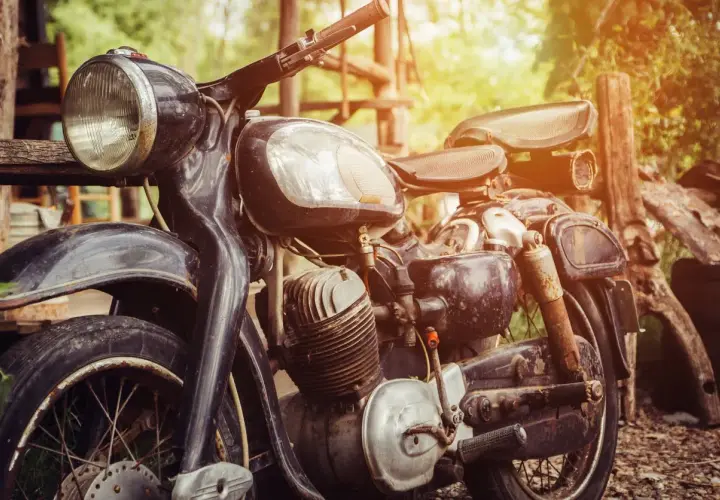 Moto clásica en un entorno rústico. ¿Cuánto cuesta dar de alta una moto sin papeles?