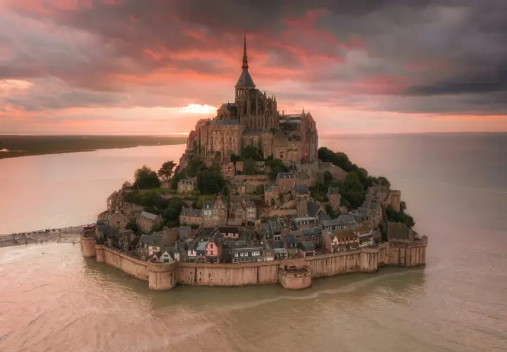 Mont Saint-Michel we Francji o zachodzie słońca.
