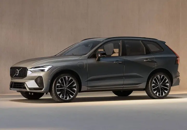 Volvo XC60 gris oscuro, con diseño moderno y elegante. Mi opinión es que es un SUV premium muy completo.