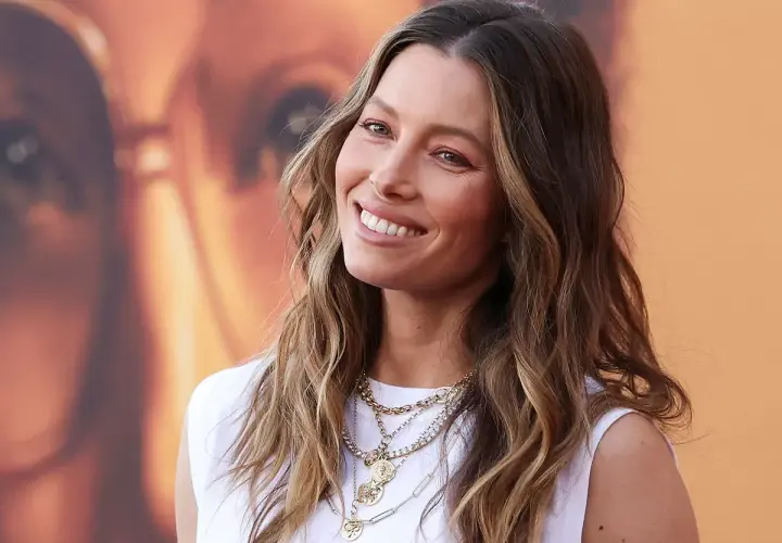 Jessica Biel sonríe con su pelo liso y mechas balayage, luciendo un collar de varias cadenas.