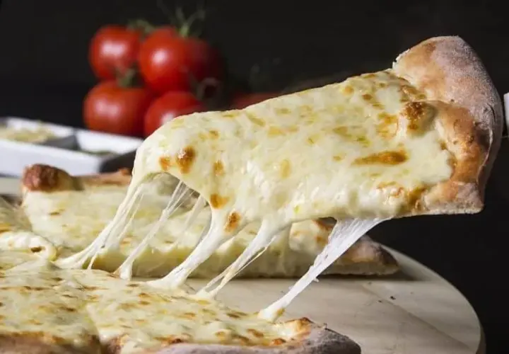 Jak odgrzać pizzę na patelni - prosty sposób na chrupiącą pizzę jak z pieca