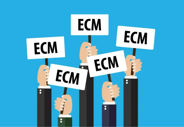 Mani che reggono cartelli con la scritta "ECM". Un modo per capire come funziona la laurea in medicina e la formazione continua.