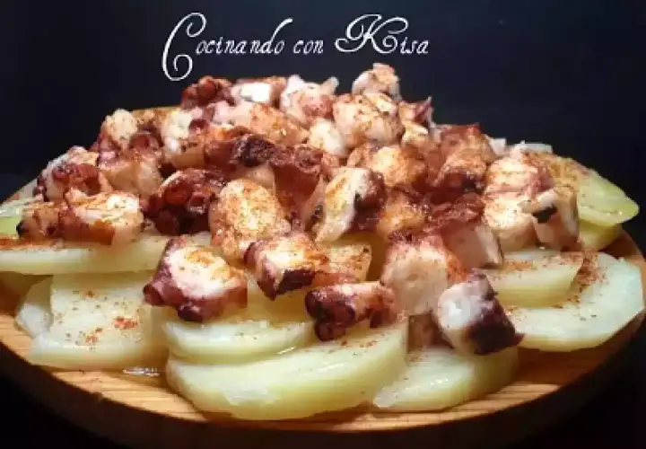Pulpo con cachelos, un plato gallego tradicional, con trozos de pulpo tierno y patatas cocidas, espolvoreado con pimentón.