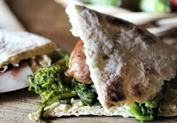 Torta al testo ripiena di salsiccia e verdure, un sapore autentico.