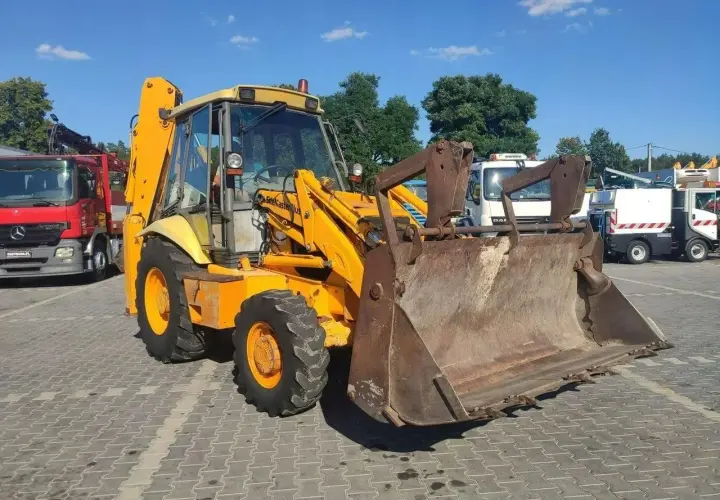 Żółta koparko-ładowarka JCB 3CX, gotowa do pracy. Sprawdź jej jcb 3cx dane techniczne!
