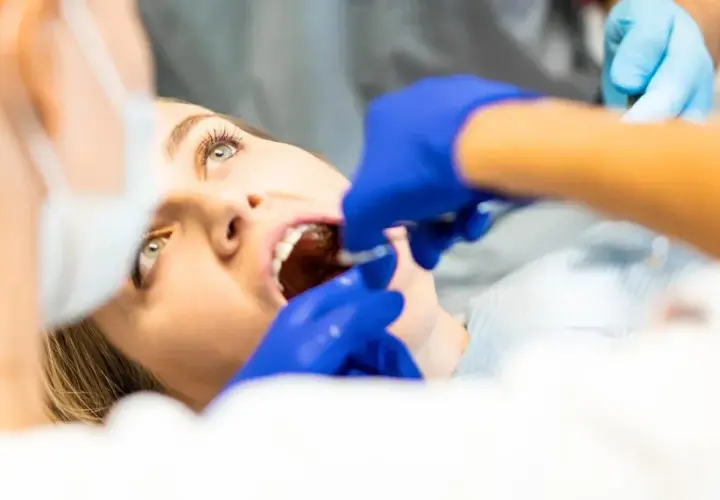 Ból kości po ekstrakcji zęba: Jak długo trwa i kiedy do dentysty?