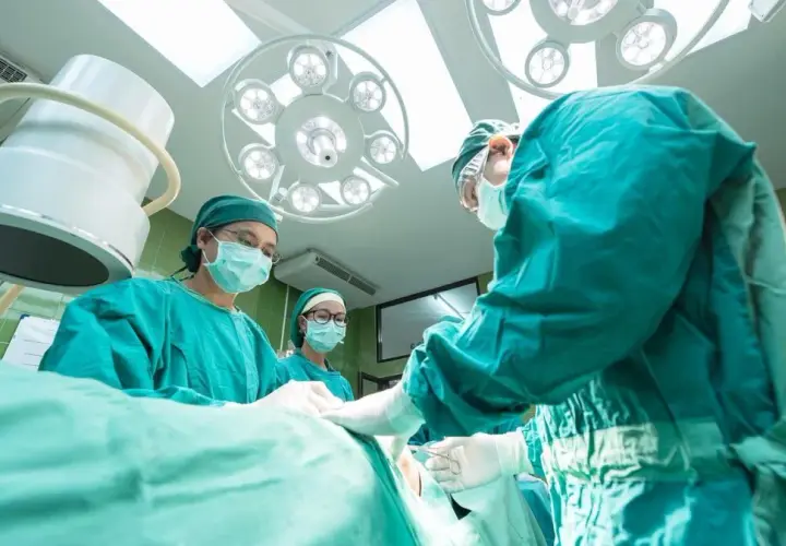 Czym zajmuje się neurochirurg? Poznaj kluczowe zadania i metody