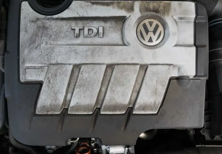 Silnik TDI Volkswagena, z widocznym logo i napisem. To serce wielu aut, a TDI to skrót od Turbocharged Direct Injection.