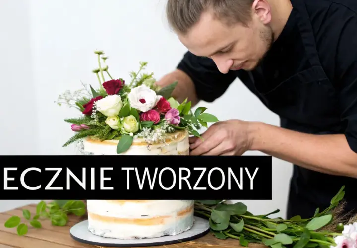 Cukiernik dekoruje tort bukietem żywych kwiatów: róż, piwonii i gipsówki. Piękne, jakie żywe kwiaty na tort!
