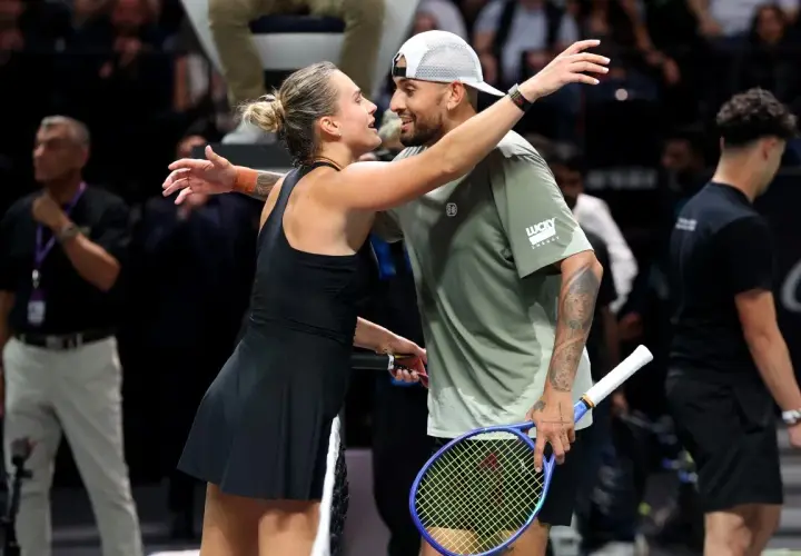 Uśmiechnięci australijscy tenisiści, para mieszana, celebrują zwycięstwo na korcie.